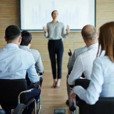 Une femme fait une présentation orale