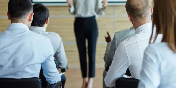 Une femme fait une présentation orale